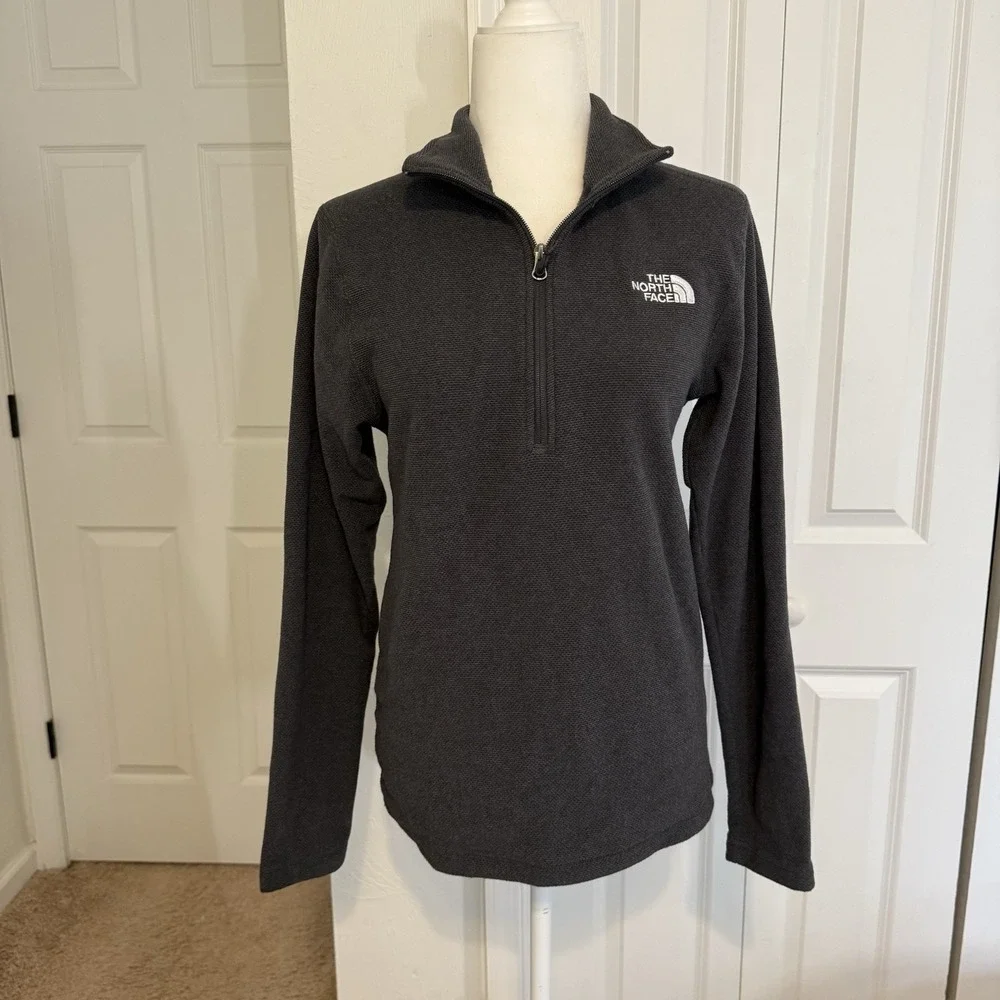 The North Face Men's 1/4 Zip Pullover, long sleeves with fleece lining Size SP